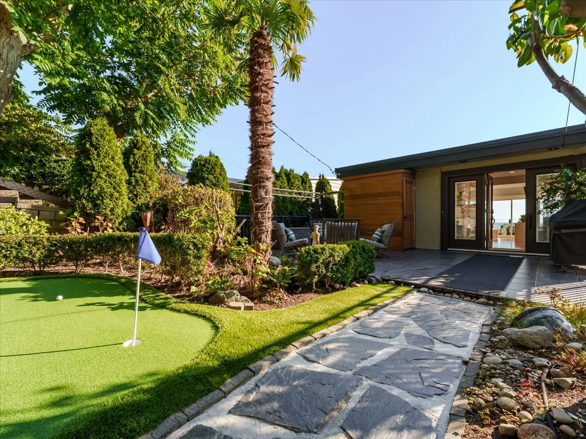 Private backyard with putting green, 15068 Victoria Avenue, White Rock